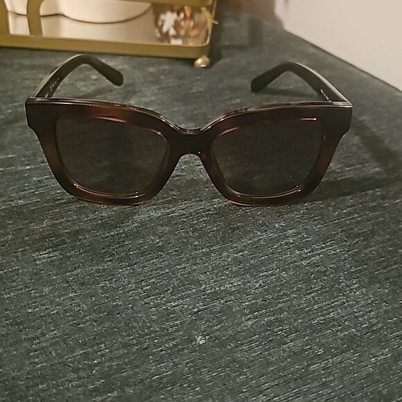 Like new Ladies Ferragamo Sunglasses - Picture 1 of 7